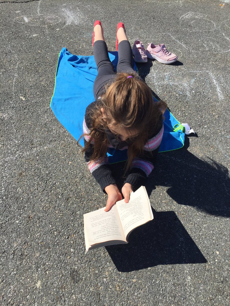 kgazard1's tweet image. Getting to know our new “friends” during a sun-filled Readers’ Workshop! #Lucy #spring @MindessClocker