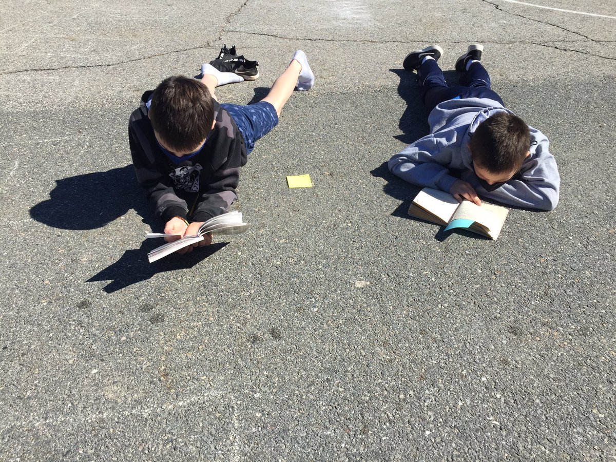 kgazard1's tweet image. Getting to know our new “friends” during a sun-filled Readers’ Workshop! #Lucy #spring @MindessClocker