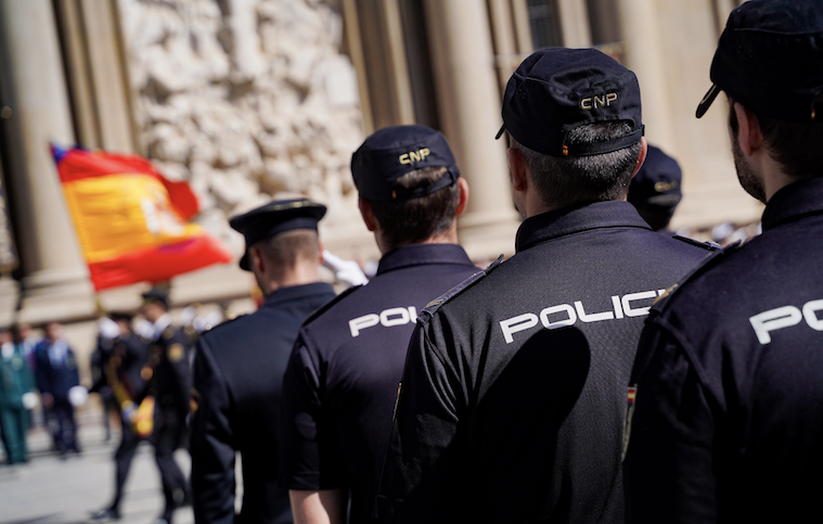 🚩Dos agentes de <a href="/policia/">Policía Nacional</a> 👮‍♂️ salvan la vida a un hombre que estaba sufriendo un infarto en su domicilio en #Zaragoza 👇

hoyaragon.es/noticias-suces…

#GAC
#PoliciaNacional