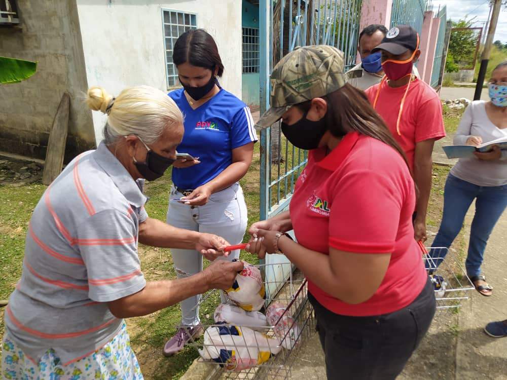 MinAlimenVen's tweet image. 5 AÑOS DE COMPROMISO | En medio del bloqueo criminal, los #CLAP han surgido como herramienta fundamental para garantizar al pueblo el sagrado derecho a la alimentación. Por eso conmemoramos estos 5 años el esfuerzo y compromiso con todos los venezolanos.
#CLAPGarantíaDePaz