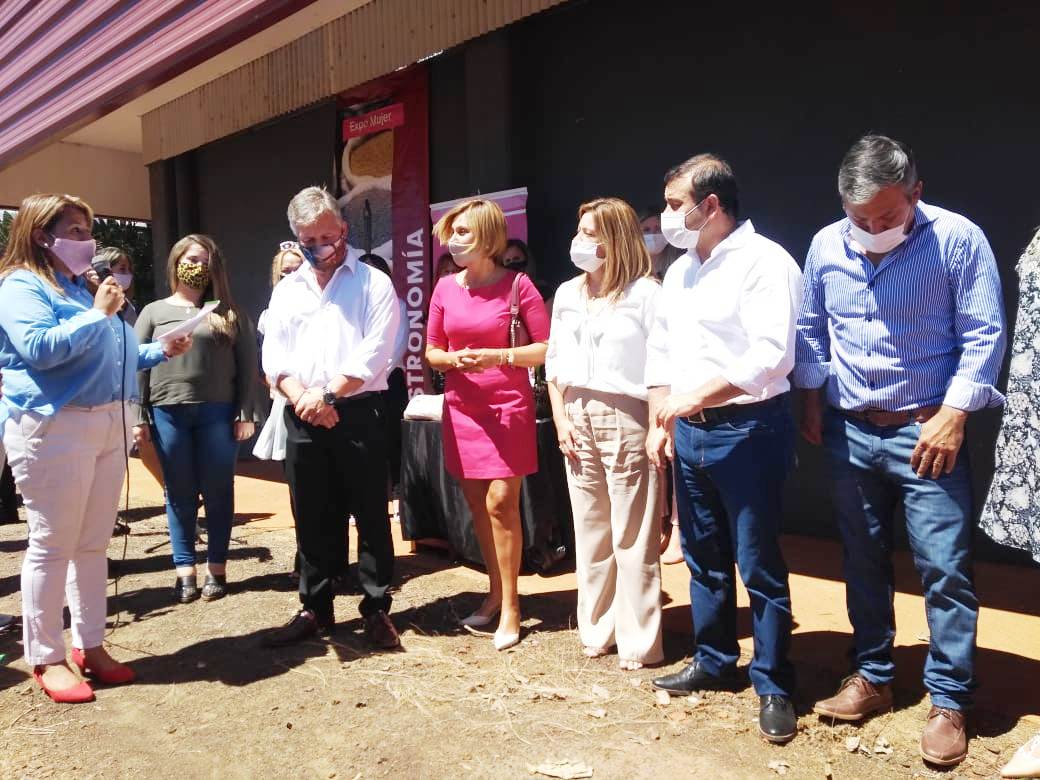 AccionCMCI's tweet photo. El Gobernador @herrerayflia visitó en Pto. Rico la 13ª Edición de Expo Mujer. Junto a @MinistraAguirre @AccionCMCI recorrió stands y compartió con las expositoras. Participaron de la recorrida la Subsec. CeI Eugenia Quiroga, @suzelvaider y el intendente @CarlitosKoth. https://t.co/d4bHFS8ktB