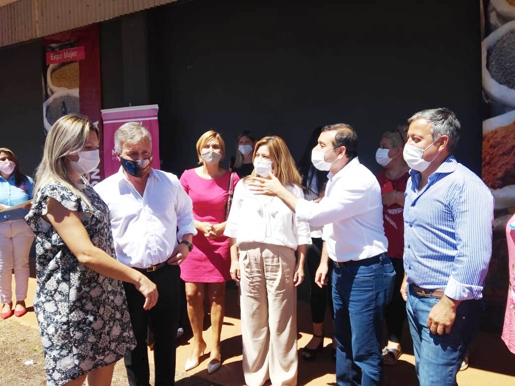 AccionCMCI's tweet photo. El Gobernador @herrerayflia visitó en Pto. Rico la 13ª Edición de Expo Mujer. Junto a @MinistraAguirre @AccionCMCI recorrió stands y compartió con las expositoras. Participaron de la recorrida la Subsec. CeI Eugenia Quiroga, @suzelvaider y el intendente @CarlitosKoth. https://t.co/d4bHFS8ktB
