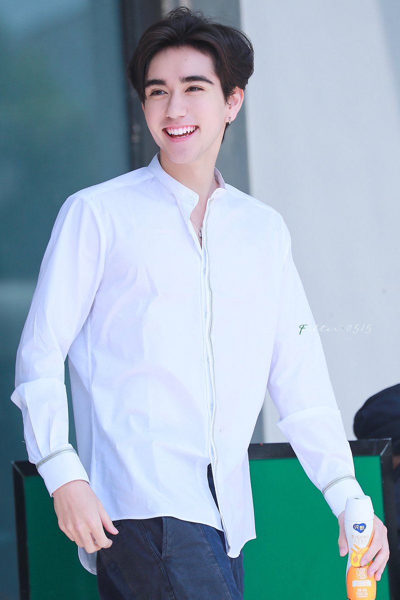 woshijiji's tweet photo. หล่อแบบไม่รู้จะอธิบายยังงัย ปกติที่คิดว่าหล่ออยู่แล้ว แต่เค้ายังเลยคำว่าหล่อไปได้อีกไกลมากกก ยิ้มทีโลกสดใสไปถึงตาวอังคาร ทัมมัยยต้องออกกกก😭😭 #Kazuma 
cr. Filter·和马 https://t.co/zMgY4bwrJj