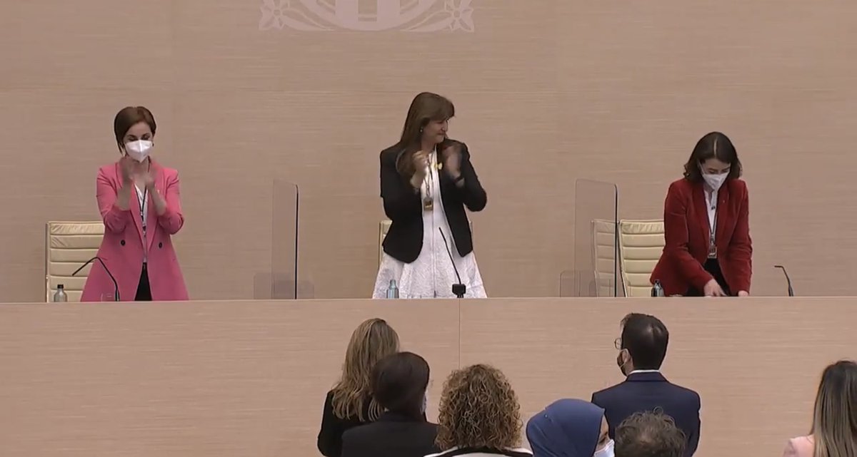 Mesa del Parlament constituïda i tots els membres aplaudeixen després de cantar Els Segadors. Bé, tots, no. No entenc per què aquesta dona vol governar un país que no suporta; ni la seva cultura, llengua, símbols i tradicions. Quina manera més amargada i infeliç de viure, Eva.