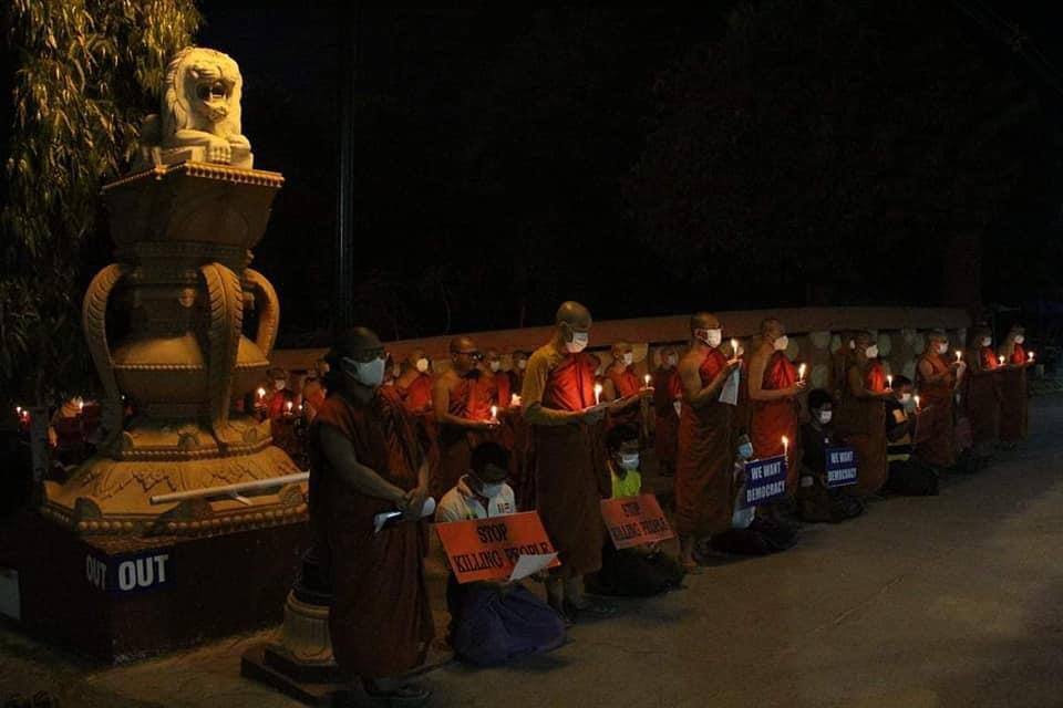 Yoobex_33's tweet photo. Monks and civilians are praying, sharing merit and demonstrating at Thidagu Buddha Institute tonight.  #WhatsHappeningInMyanmar #Mar12Coup https://t.co/uEl3V9VoFD
