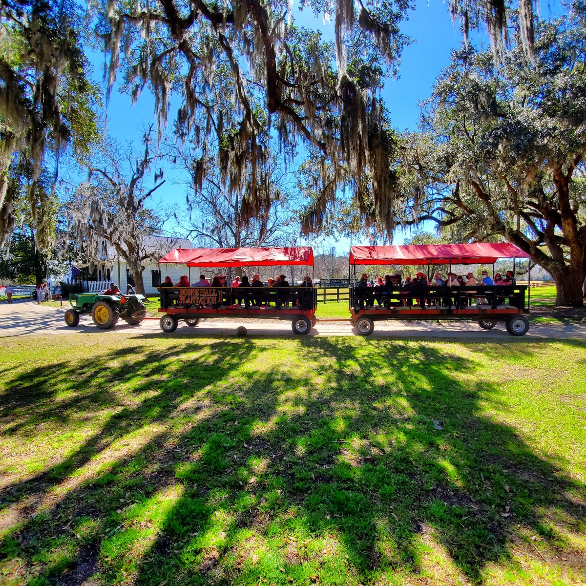 Announcing the SpiritLine Harbor Tour + <a href="/Boone_Hall/">BooneHallPlantation</a> Combo! Enjoy Lowcountry honeysuckle &amp; jasmine-scented air at Boone Hall. Aboard the SpiritLine Harbor Tour you'll learn more about historic #Charleston from her waterways. #familyfun #explorecharleston
 spiritlinecruises.com/tour-combos/ch…