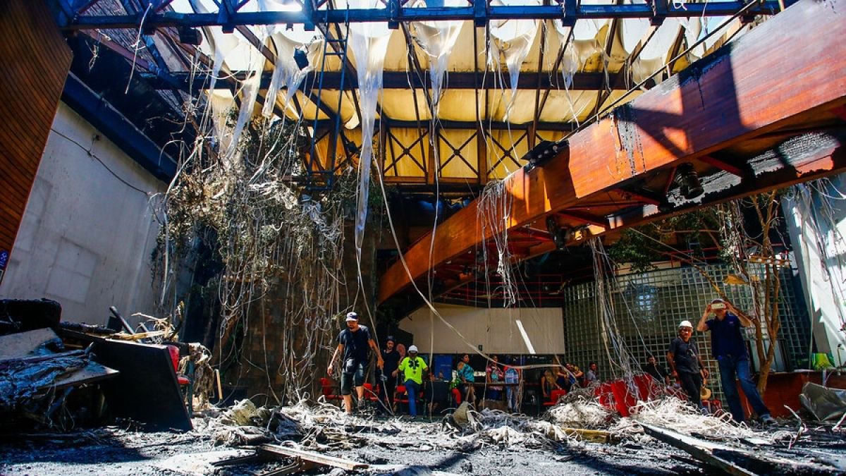 ignaciobriones_'s tweet photo. El monumento Baquedano fue retirado para su restauración. Pero hay mucho más que restaurar: la ex-Fuente Alemana, el Cine Arte Alameda, los emprendimientos de Lastarria...

Lo que hay que retirar es la violencia. Lo que debemos restaurar es el centro para vecinos y emprendedores. https://t.co/MUH7AgGmhT
