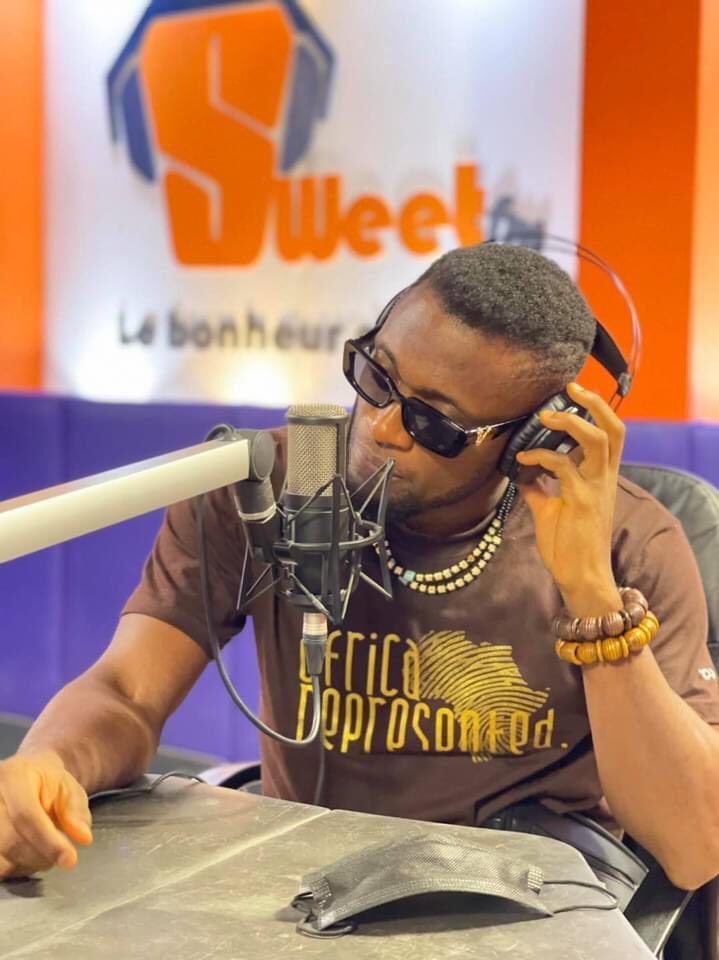 fidjil06's tweet photo. @therealsalatiel  est dans le @Moov_237 sur @Sweetfmlive 

#africarepresented 🔥🔥🔥🇨🇲🇨🇲🇨🇲🙏🏿🙏🏿🙏🏿 https://t.co/vAbUgrWFFI