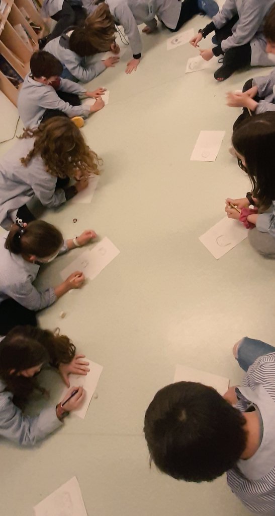 txellartacho's tweet photo. Que bé ens ho hem passat en aquesta activitat de #tutoria per coneixe'ns més entre nosaltres #assemblea #PIN4 #4tPrimària #joetdibuixoitumexpliques #dinàmicadegrup #CicleMitjà #JEGràcia @Elviblanc @jordimasjo @annasanchez98 @JesuitesEdu https://t.co/tb6L1AQNQj