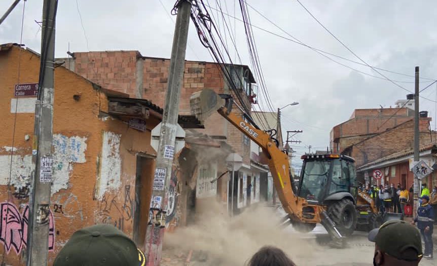 DirectorPolicia's tweet photo. Avanza la demolición de símbolos del mal #Plan100ContraElMicrotráfico. Estamos en #Soacha con @mindefensa y autoridades locales derribando una casa, usada para la venta de drogas ilícitas y como escondite de delincuentes. Hoy lo hacemos en honor a nuestro patrullero Edwin Caro. https://t.co/tktGNWwuTm