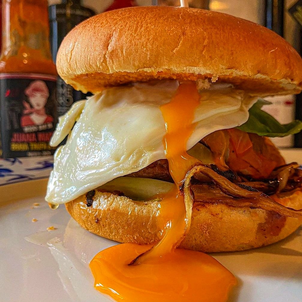 SBJuanaMadrid's tweet photo. Los viernes el cuerpo pide marcha! 🕺¿Qué te parece una #Hamburguesa con SALSA BRAVA JUANA MADRID TRUFA&amp;MIEL como la que preparó @Nacho_Sandoval? Es lo más! 🙌🏻🙌🏻🙌🏻 https://t.co/iVkd762qZF