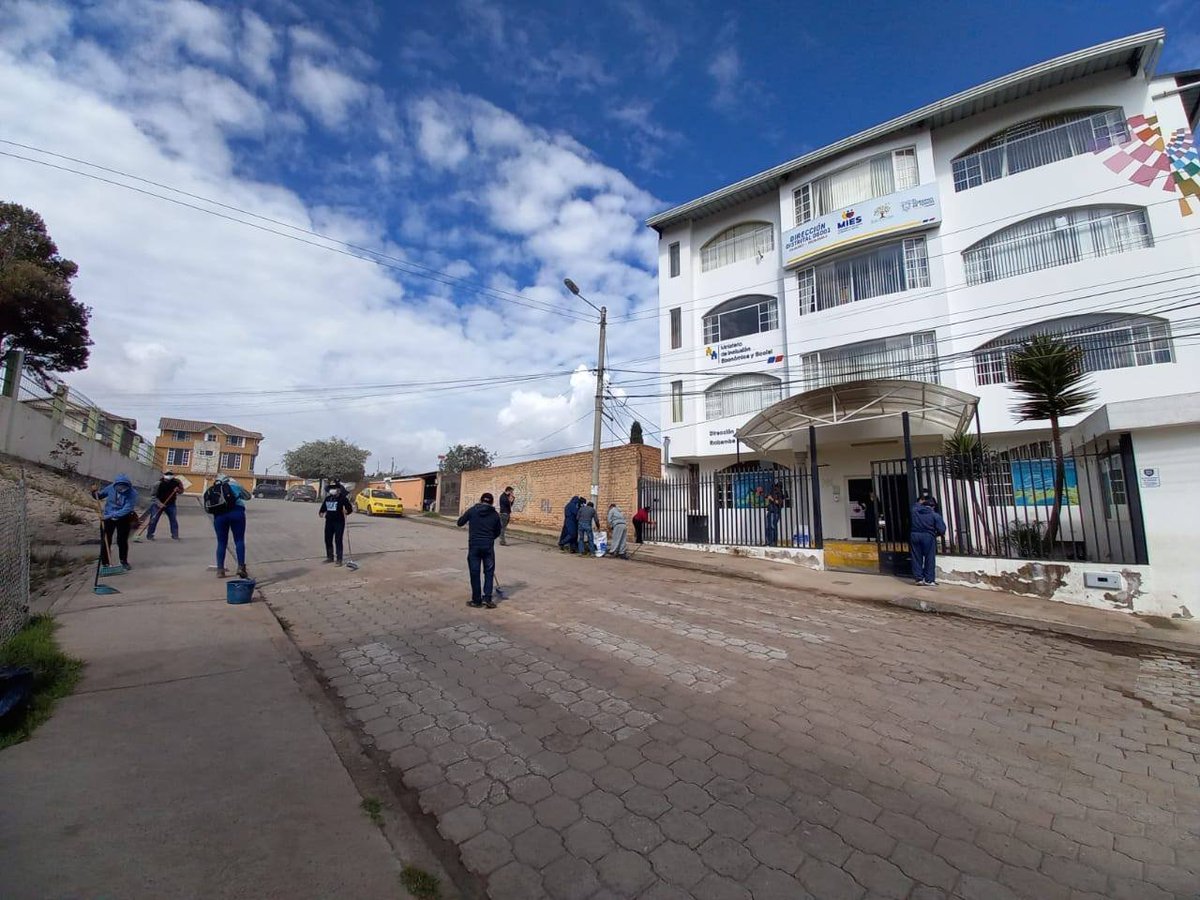 ec_ponton's tweet photo. #Chimborazo, ante la caída de ceniza del proceso eruptivo del volcán Sangay y bajo las resoluciones del COE Provincial, autoridades, personal administrativo, DE servicios, técnicos, participamos en la minga de limpieza en las instalaciones a nivel provincial. 
@TaianoVicente2 https://t.co/FdhS5D6niV