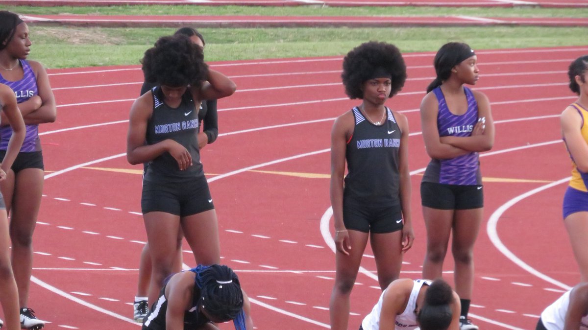 livelolluv4ever's tweet photo. Sometimes you just have to pull up on the scene a little different. You're not different pretty girls, you are UNIQUE! Don't let anyone tell you different! Do YOU and love YOUrselves more than anyone else can. 😘 #davistwins #twinning #10thgradeswag #afroswag #naturalhaircuties https://t.co/zxYHqY01Ux