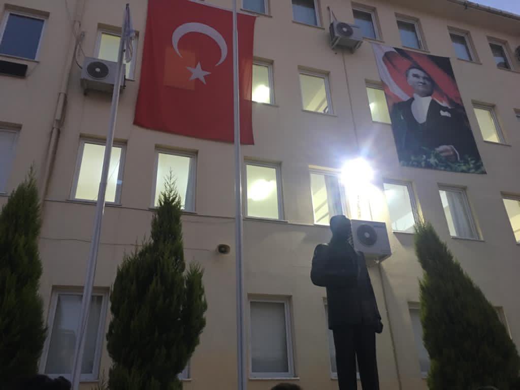 MeteLisesi's tweet photo. ⏰19.21’de okulumuzun ışıklarını açtık ve #İstiklalMarşı’mızı 💯. yılında onurla ve gururla söyledik.
@mugla_mem @pervin_tore @MilasMEm @isabal80 @TurkerYURTSEVER @Aliakta84106594 https://t.co/5dZ6jE0WoR