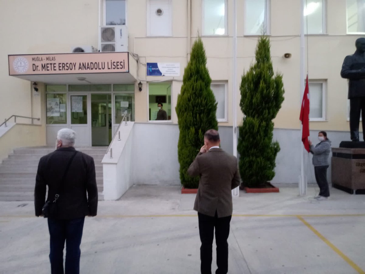 MeteLisesi's tweet photo. ⏰19.21’de okulumuzun ışıklarını açtık ve #İstiklalMarşı’mızı 💯. yılında onurla ve gururla söyledik.
@mugla_mem @pervin_tore @MilasMEm @isabal80 @TurkerYURTSEVER @Aliakta84106594 https://t.co/5dZ6jE0WoR