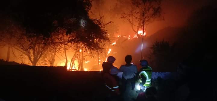 Nov19944's tweet photo. 🚨Help  to save Mogok . Terrorist raiding happening since around 8:30pm and till now. A fire broke out, people are beaten up and getting arrested. A peaceful chilly little town turning into a disaster. 
UNSC ACT NOW
#WhatsHappeningInMyanmar #Mar12Coup https://t.co/XtAZTz2ooe