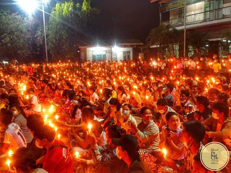 WendySharmen's tweet photo. Unstoppable
#Spring_Revolution tonight in #Mandalay.
The people of #Myanmar wouldn't stop by any cost to cut the roots of the military dictatorship.
#RejectMilitaryCoup
#StopHumanDefense
#CrimeAgainstHumanity
#HearTheVoiceOfMyanmar
#CivilDisobidenceMovement
#Democracy #Genocide https://t.co/wsMxqPLmWT