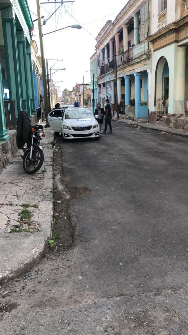 #Represion Detenidos hoy en la Habana
👉 @menosveinte 
👉 @HectorValdes_91 
👉 Abu Duyananh Tamayo
👉 @MaykelOsorbo 
Con vigilancia en sus casas:
@Luz_Cuba Yasser Castellanos, Anyell Valdés, Osmany Pardo
El periodista @yoe90suarez recibió una citación