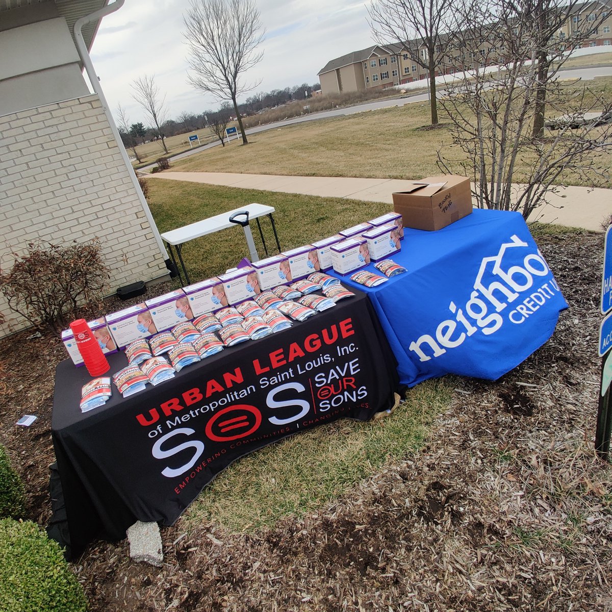 Khan_SHEGOG's tweet photo. @ulstl Federation of Blocks Units was welcomed by @NeighborsCU in a PPE Giveaway and Block Unit Recruitment Drive. Thank you to Jennings Branch Manager Sean Bonds for this partnership. #ULSTL #ULBlockUnits #ULMovement https://t.co/xNum4xEyJ6