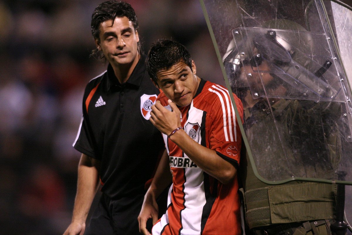 pelotazo's tweet photo. ¿Se imaginan a Messi jugando en Argentina por un equipo extranjero y que lo pifien y escupan? ¿O a Neymar? ¿O a Suárez? Yo no. El 12/03/2008 fue un día vergonzoso. @Alexis_Sanchez con River visitó San Carlos por Libertadores y pasó por eso. Triste ser compatriota de gente así. https://t.co/7QcBVyBRGY