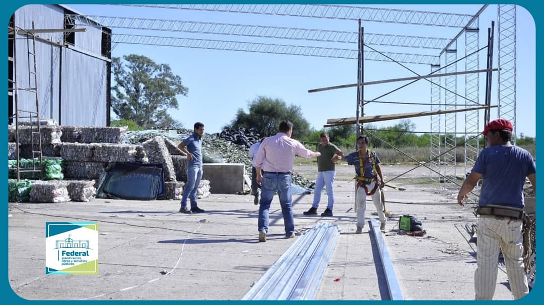 MuniFederal's tweet photo. #FederalSustentable | Avanza la construcción del tinglado que brindará mayor espacio físico en el predio de la #PlantaDeTratamientoDeResiduos para el mejor y más eficiente desempeño de nuestros trabajadores 
#FederalSustentable #TratamientoDeResiduos #PlantaDeResiduos #Ampliación https://t.co/Vcq9ELJ2dZ