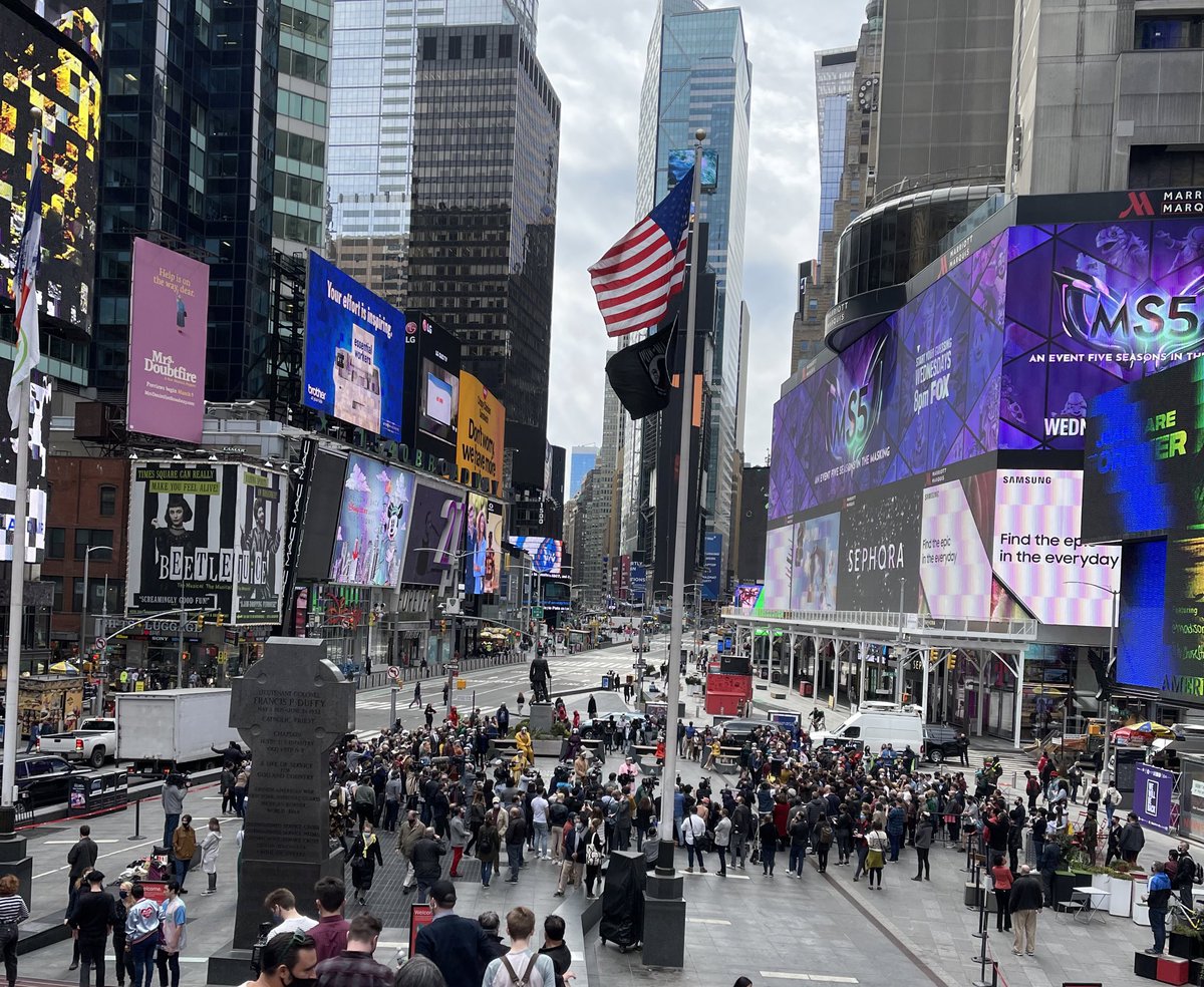 BroadwayGirlNYC's tweet photo. Pop-up event with @BIVoices in @TimesSquareNYC!!!! ๐
I would love to be #frontrowcenter, but #socialdistancing is my priority (even more than seeing my beloved #Broadway up close), so I found a spot above it all, on the @tkts red steps. โค๏ธโค๏ธโค๏ธ https://t.co/uP5w89htSm