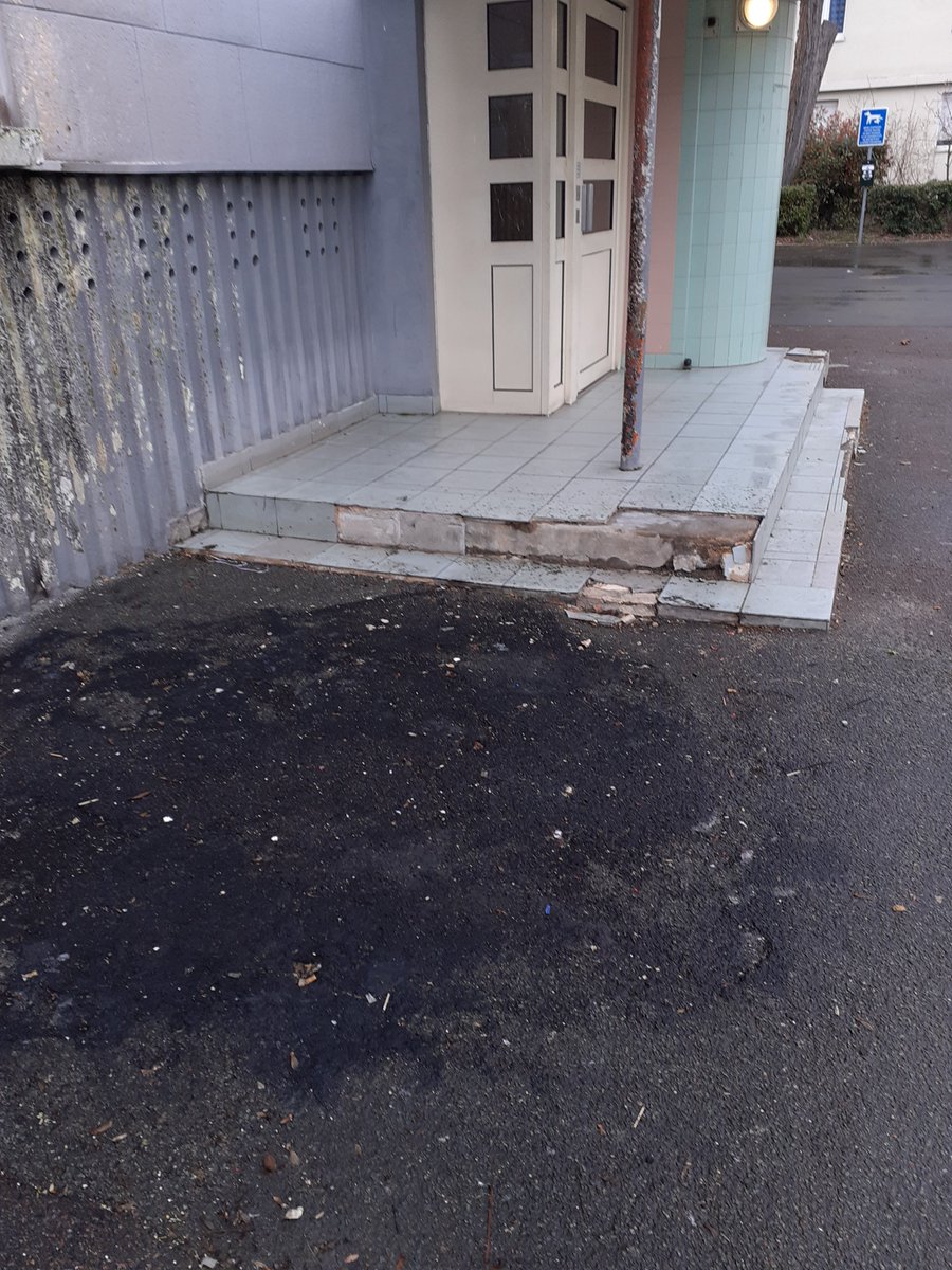 atikhijab's tweet photo. @VilleNanterre deux ou trois mois après l'incendie. https://t.co/MFqKowaXQP