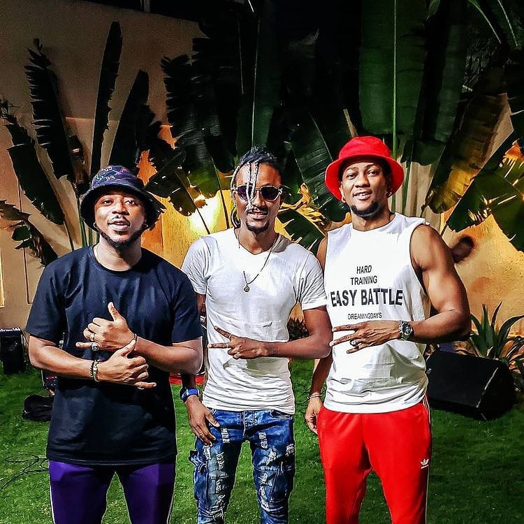 musiqpress's tweet photo. Toofan et Edem Drackey 🤞✌ Quel est votre titre préféré du duo ? 🤔

Suivez notre chaine Telegram ici : https://t.co/GStlTaTMla

#musiqpress #shaadow #edohbruce #team228 #EdemDrackey https://t.co/nwqcS0hTFI