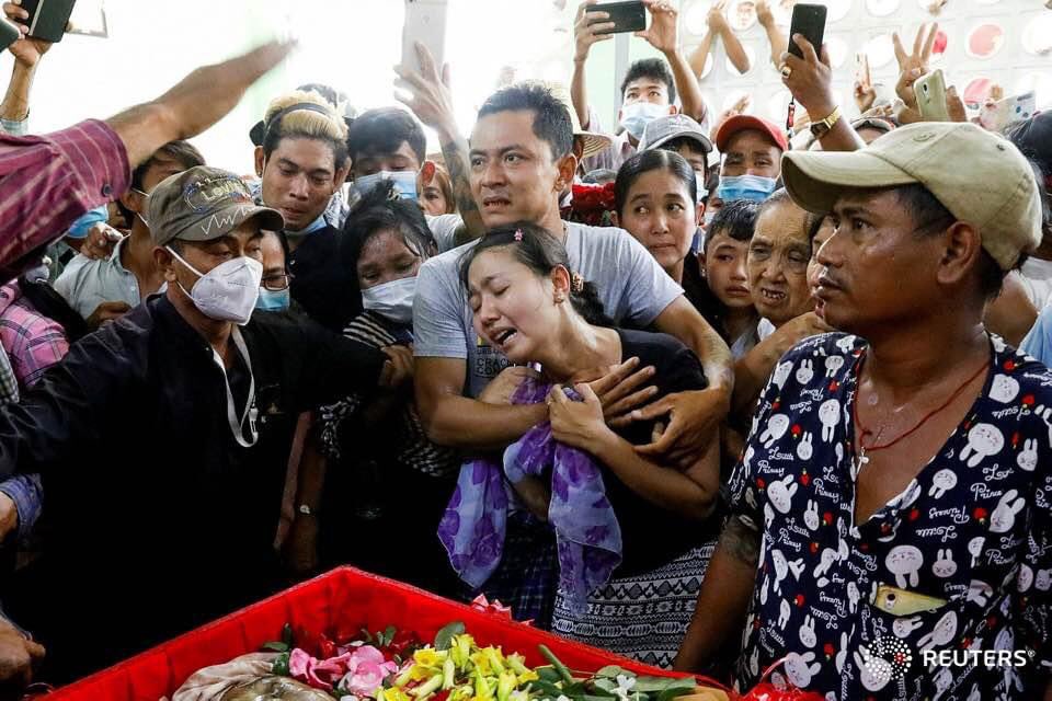 poppymcp's tweet photo. The funeral of Zaw Myat Linn, an official with the NLD in #Myanmar. Security forces dragged him from his home. The next morning, they told his family he was dead. His body bore the marks of horrifying violence.

#WhatsHappeningInMyanmar https://t.co/DO9XWuBwNI