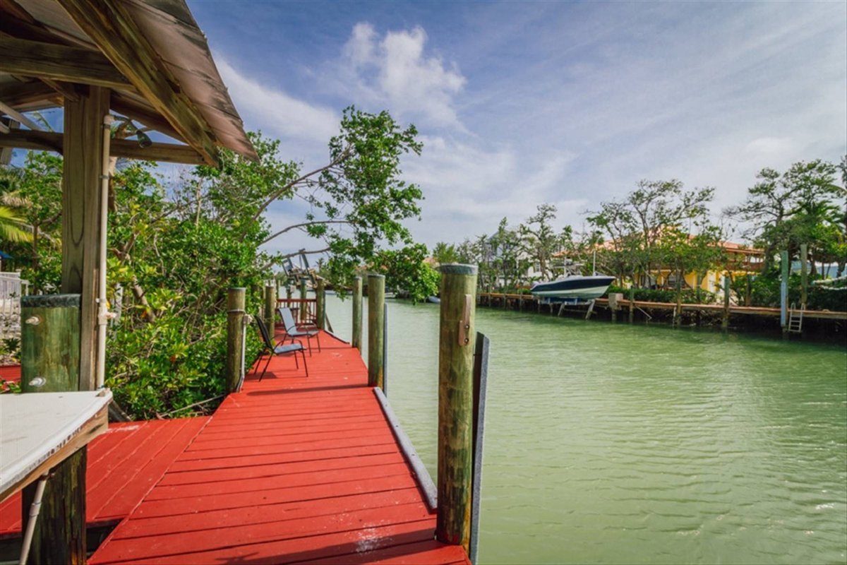 ADDvantage's tweet image. 3/2 pool home in the Keys with deep water boat dockage and beautiful tropical landscaping. #homeforsale #floridarealestate #floridakeys ow.ly/Epkw50DXuv7