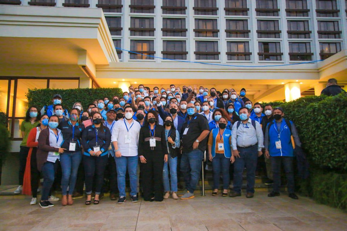 suecallejas's tweet photo. Este fue el gran equipo que defendió el voto y la voluntad de pueblo salvadoreño por 11 días, GRACIAS, sin duda seguimos haciendo historia, pero lo más importante: Juntos, somos más fuertes para defender nuestro país y el gobierno del Presidente @nayibbukele Cc. @nuevasideas 🇸🇻 https://t.co/dLIrv1VLY1