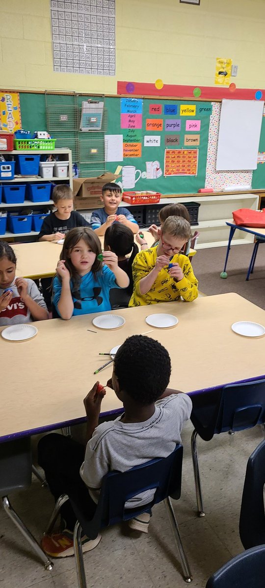widner_christa's tweet photo. @1_gmc2 1st grade is hard at work making Moon Craters. We ❤Science!! https://t.co/ccUAbfJ1Qm