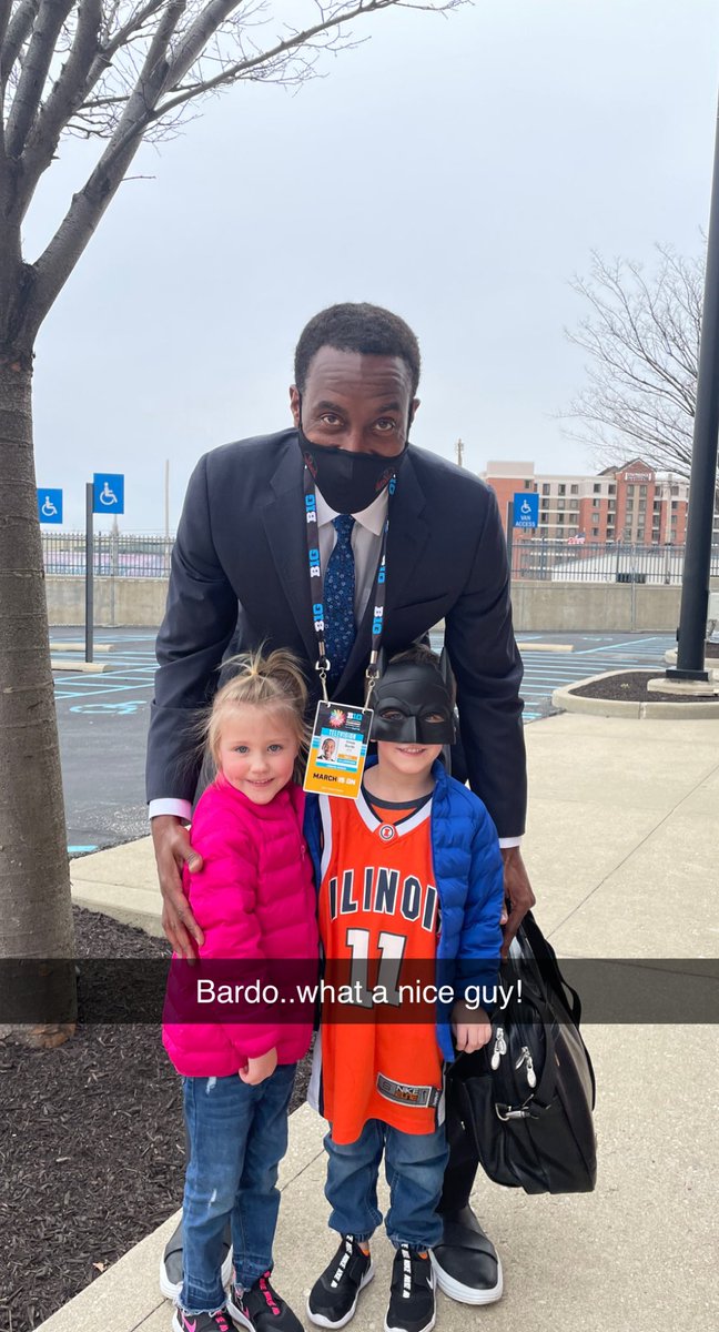 EasterdayScott's tweet photo. 1st Illini game for the kiddos and got to meet an Illini legend! @stephenbardo @IlliniMBB https://t.co/aU4wcvuC5S