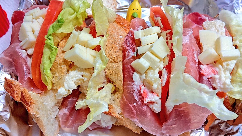 くらげ おはようございます 今朝は レタス トマト 生ハム ポテトサラダ とろけるチーズを挟んだバゲットサンド用意しました 具材詰め過ぎで 仕上がりがカオスになるの はいつものお約束 この後 オーブンで焼き モーニング バゲットサンド くらげ おはようございます 今朝は レタス トマト 生ハム ポテトサラダ とろけるチーズを挟んだバゲットサンド用意しました 具材詰め過ぎで 仕上がりがカオスになるの はいつものお約束 この後 オーブンで焼き モーニング バゲットサンド