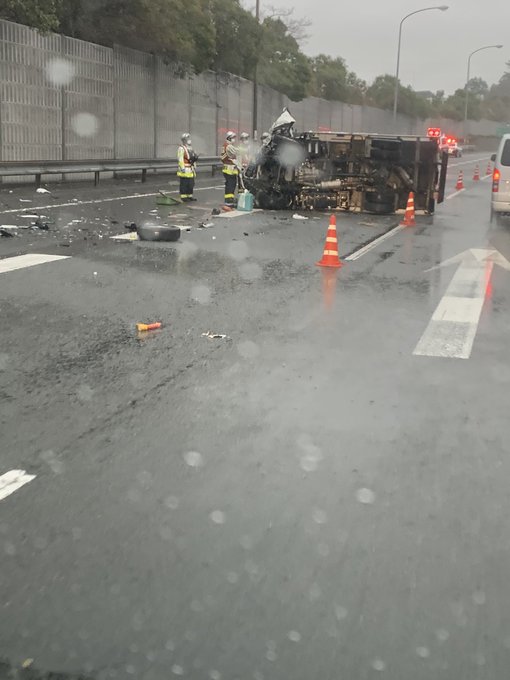 事故 横浜横須賀道路 横横 下りの日野ic付近で横転事故 渋滞 ぐちゃぐちゃ 現地の画像や動画まとめ まとめダネ