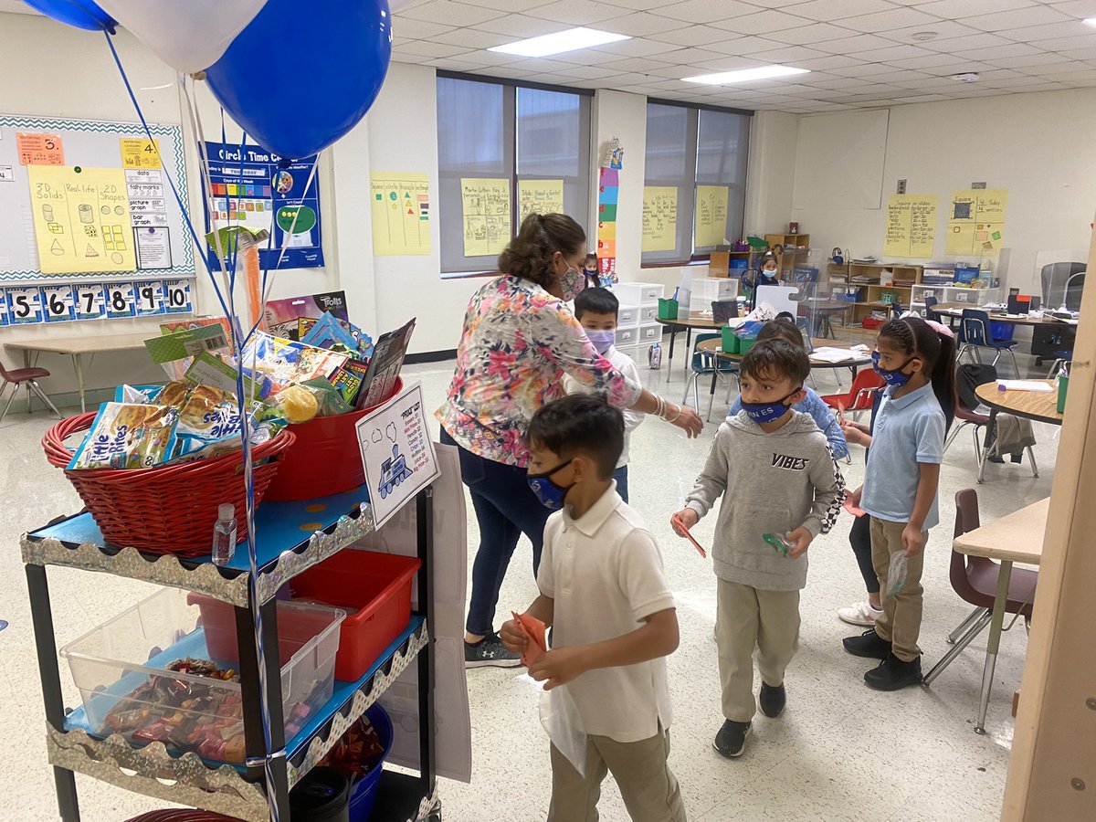 JNEJags's tweet image. The Jaguar buck train made a stop at JNE for PRE-K -2 grade! Next stop 3rd-5th grade!  #GameOnLevelUp #StudentCulture #PositiveBehaviorIncentive @Tanya_N_Shelton