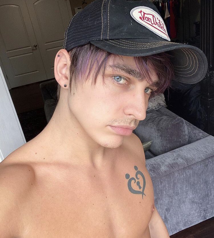 sunflxwerbrock's tweet photo. happy #fridaysforbrock ���� took these pictures super last minute lmaoooo oops

@ColbyBrock https://t.co/yhQwj7J8ep