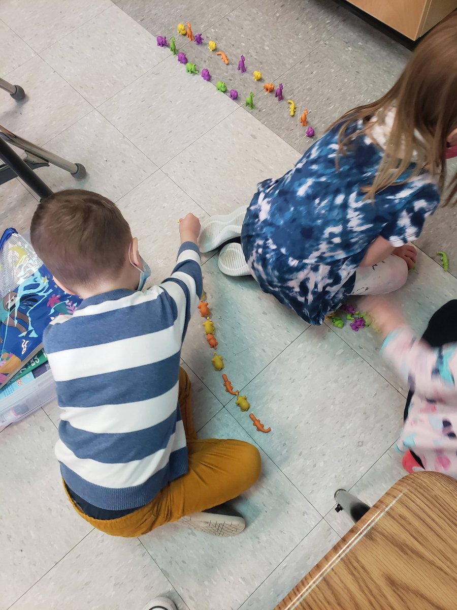 MHVKindergarten's tweet image. Patterns!! 🙂🙃🙂🙃🙂🙃 @MillsHaven @eips #partnermath