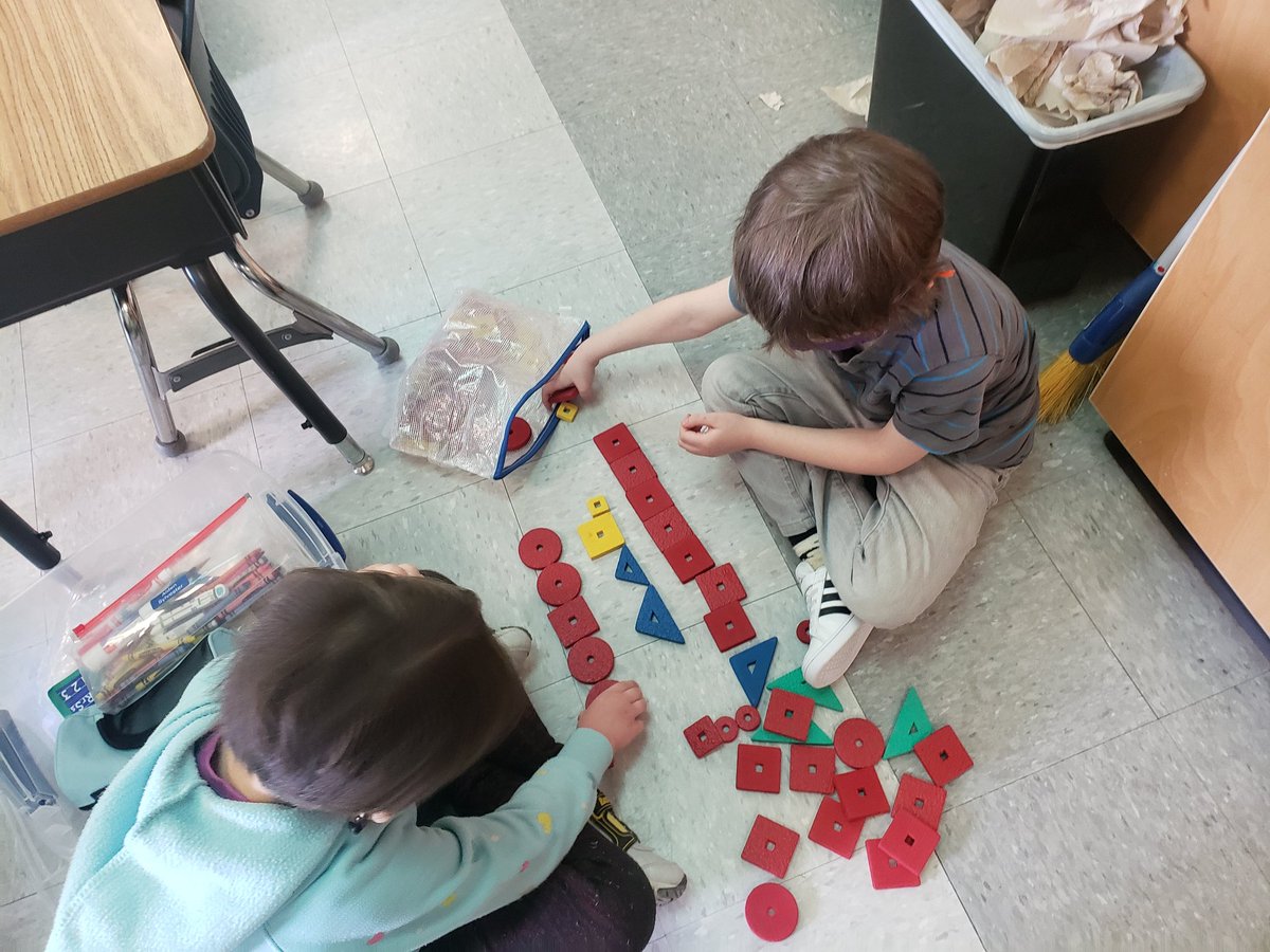 MHVKindergarten's tweet image. Patterns!! 🙂🙃🙂🙃🙂🙃 @MillsHaven @eips #partnermath