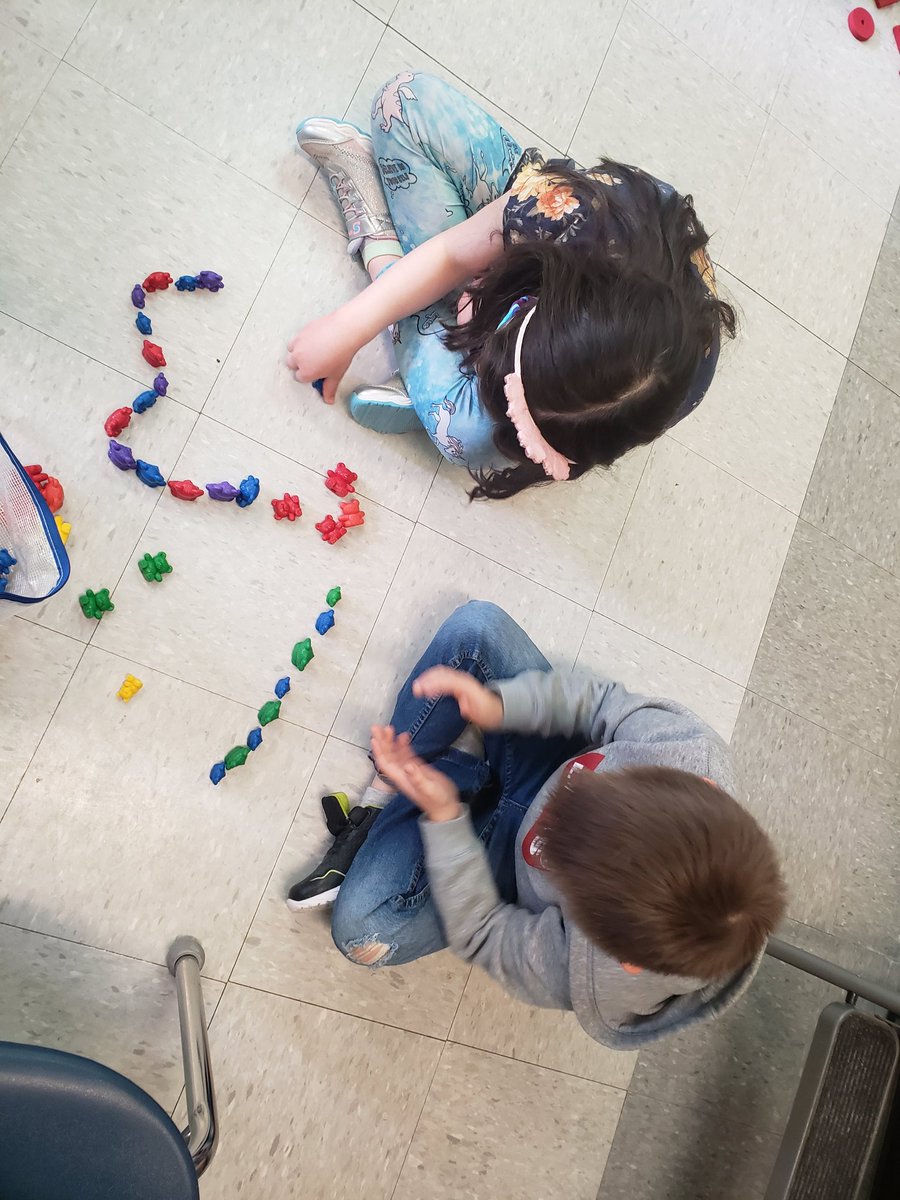 MHVKindergarten's tweet image. Patterns!! 🙂🙃🙂🙃🙂🙃 @MillsHaven @eips #partnermath