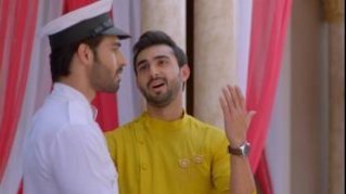 sritama23's tweet photo. #Sovit was shocked 2 see #Darsh in driver's attire bt Darsh explained ,he wanted to help him coz he gets high frm helping others❤❤#Darsh is such a gem&amp;his thoughts r so awe-inspiring❤❤each&amp;every Darsh scene is sheer delight😍😍@veejay_k #VijayendraKumeria #AapkiNazronNeSamjha https://t.co/sf1Tz45ZRO
