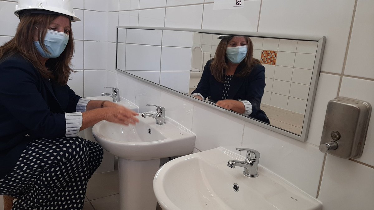 Cormuvina's tweet photo. #EDUCACION  @SubEducParv visitó obras que se ejecutan en Jardín Infantil VTF #TiaCecilia inversión cercana a los $300 millones  que permitirá que recinto parvulario obtenga su Reconocimiento Oficial, certificación que asegura calidad y seguridad para los niños y niñas. #Viña https://t.co/tOaS25A1QZ