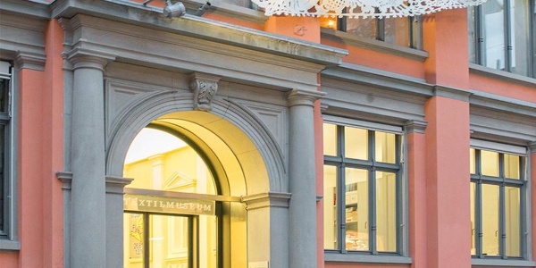 STMediaCH's tweet image. Die schönsten Seiten der Textilstadt St.Gallen entdecken! Der Textilweg führt zu herausragenden Textilgebäuden in der Innenstadt! Sie erfahren Spannendes zur Geschichte, Architektur und heutigen Nutzung der Gebäude!
@sgbtourismus @sanktgallen 
bit.ly/30Qyj2J