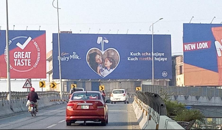 printarenapk's tweet photo. #CadburyDairyMilk #Chocolate #advertisement #OOH #Printing #Megaformat #Execution @printarenapk https://t.co/TcwSayqYAs