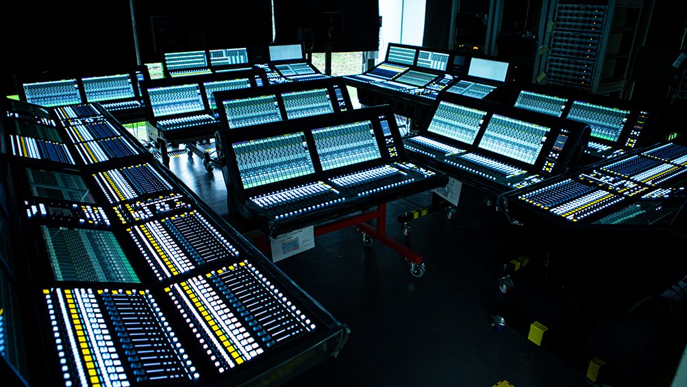 solidstatelogic's tweet image. This seems appropriate for fader Friday...

A huge Solid State Logic System T configuration for a multi-studio networked and resource shared media complex.

5x 64 fader S500 and 6x 32 fader S300 control surfaces, totalling 512 faders.

#SolidStateLoigc #SystemT #BroadcastAudio