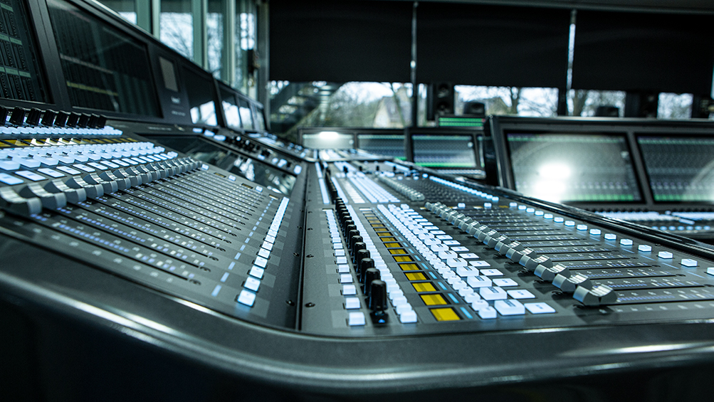 solidstatelogic's tweet image. This seems appropriate for fader Friday...

A huge Solid State Logic System T configuration for a multi-studio networked and resource shared media complex.

5x 64 fader S500 and 6x 32 fader S300 control surfaces, totalling 512 faders.

#SolidStateLoigc #SystemT #BroadcastAudio