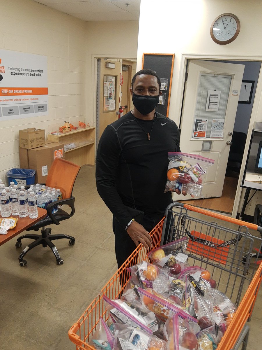 LewisVuittonD26's tweet photo. Tony in D24 making his rounds 🍎🍊🍌🍇 #healthandwellness #LastDays of #VOA Thank you for all you do. #ThePark @TeresaCadima @Tracyjo71058926 @AdhimuB @paulclymer @semyhd2552 https://t.co/2tsE0E2CmQ