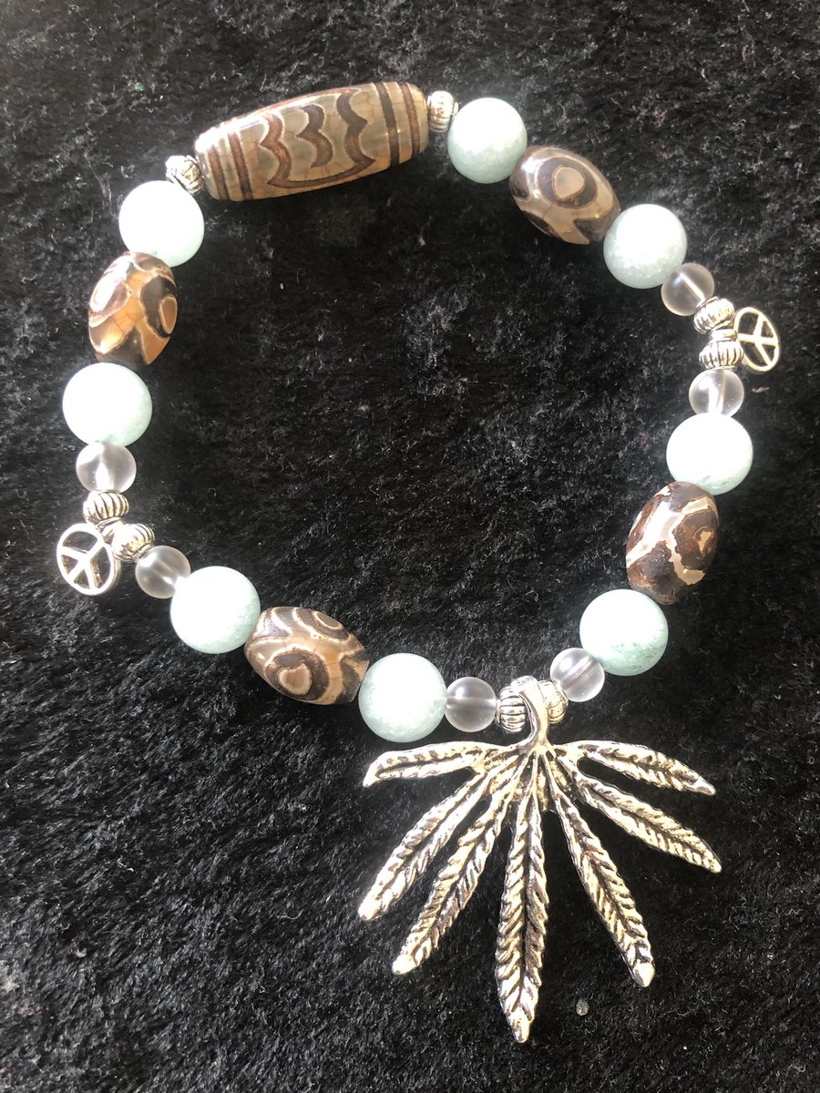 ImagineThis704's tweet image. Well damn! Somebody may need a #HIGHFashionAF #LittyAF ‘#peace’ #NoSmoke 💨...but they 🔥#nojoke we appreciate your support #BlackOwned #WomanOwned #PeaceQueens #PeaceKings who vibe w/ #greenthings #oneofakind #PrettyPeacePairings for your your #copaceticAF style 😉🪴  
🧘🏽☮️