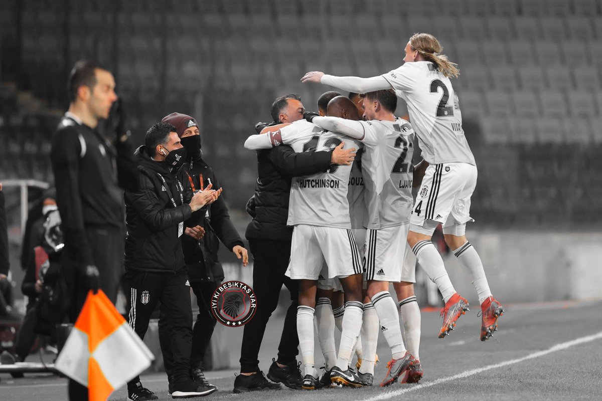 iykiBesiktasVar's tweet photo. @Besiktas Aile her şeydir Beşiktaş ailedir https://t.co/8Bu4DFDmAq