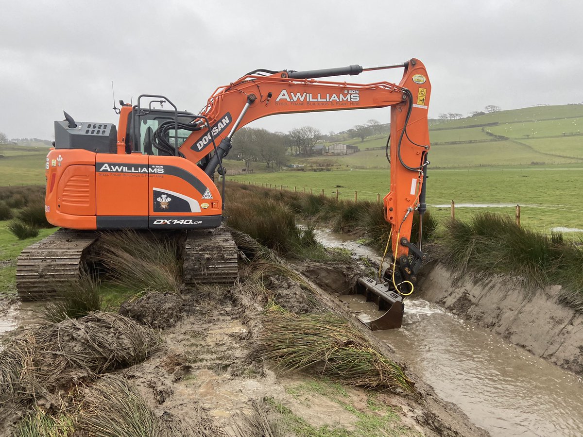 einion_williams's tweet photo. 1st pic - NRW half arsed effort of cleaning a ditch with a cage bucket, vs my efforts of cleaning all silt for water to run. How it should’ve done all the way down @NatResWales https://t.co/13oRJTJIUy